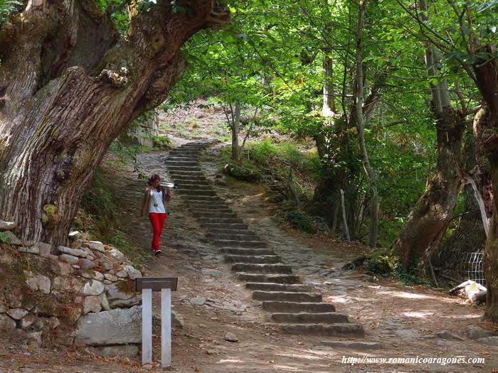 ACCESO AL MONASTERIO DESDE LA ZONA DE APARCAMIENTO